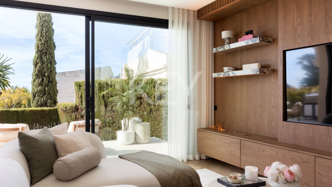 Luxury Townhouse in El Herrojo Benahavís with Sea Views & Rooftop Jacuzzi