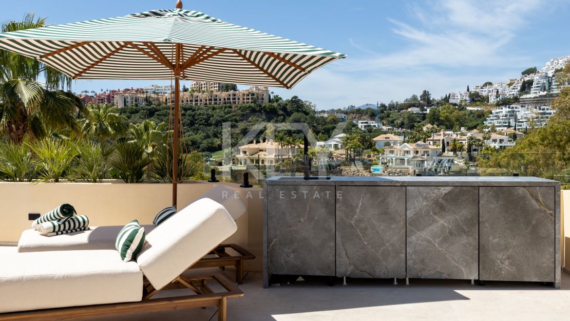 Luxury Townhouse in El Herrojo Benahavís with Sea Views & Rooftop Jacuzzi