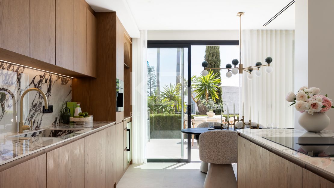 Luxury Townhouse in El Herrojo Benahavís with Sea Views & Rooftop Jacuzzi