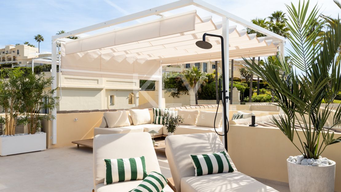 Luxury Townhouse in El Herrojo Benahavís with Sea Views & Rooftop Jacuzzi