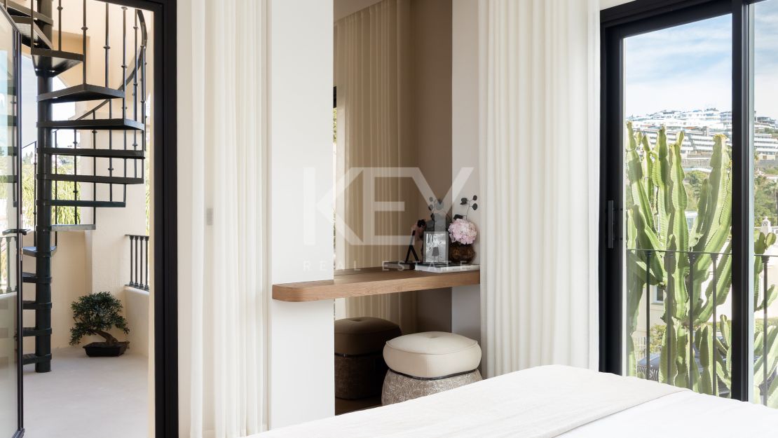 Luxury Townhouse in El Herrojo Benahavís with Sea Views & Rooftop Jacuzzi