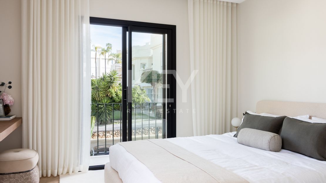 Luxury Townhouse in El Herrojo Benahavís with Sea Views & Rooftop Jacuzzi