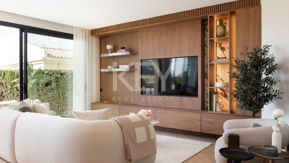 Luxury Townhouse in El Herrojo Benahavís with Sea Views & Rooftop Jacuzzi