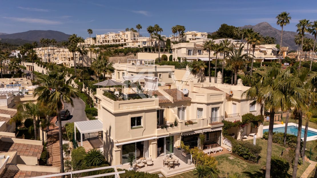 Luxury Townhouse in El Herrojo Benahavís with Sea Views & Rooftop Jacuzzi