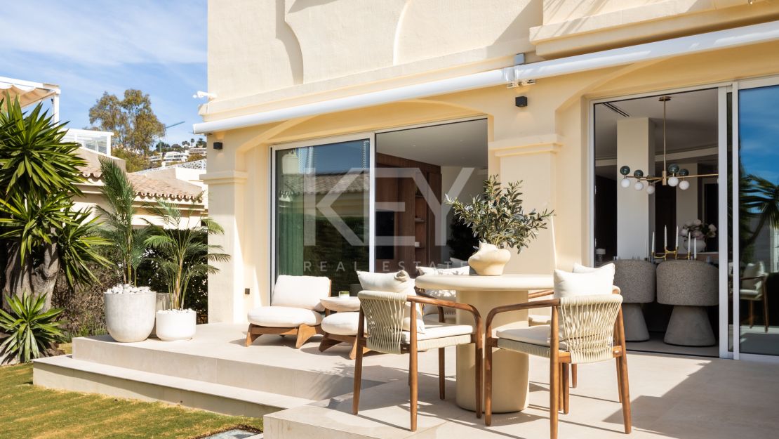 Luxury Townhouse in El Herrojo Benahavís with Sea Views & Rooftop Jacuzzi