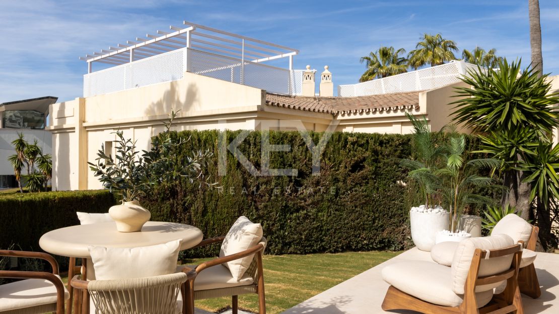 Luxury Townhouse in El Herrojo Benahavís with Sea Views & Rooftop Jacuzzi