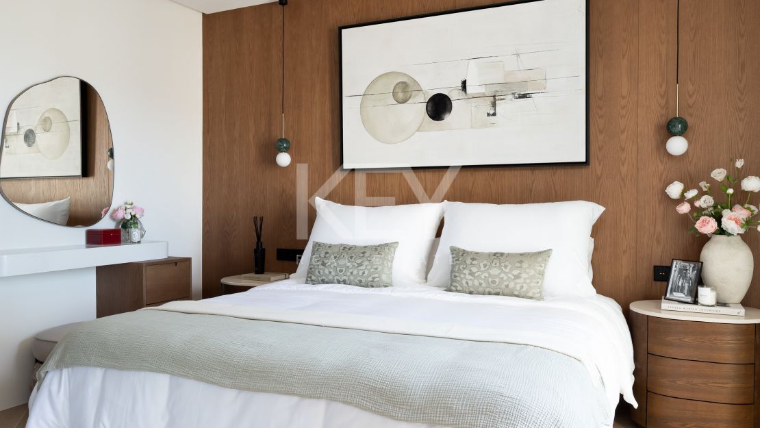 Luxury Townhouse in El Herrojo Benahavís with Sea Views & Rooftop Jacuzzi