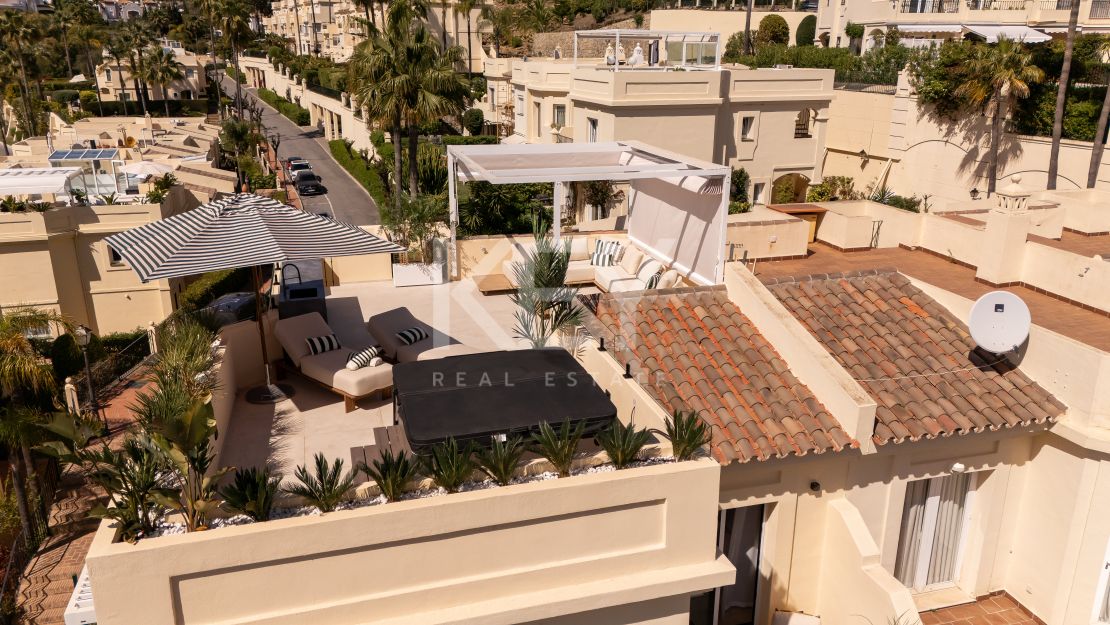 Luxury Townhouse in El Herrojo Benahavís with Sea Views & Rooftop Jacuzzi