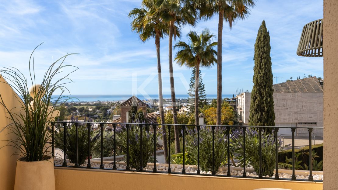 Luxury Townhouse in El Herrojo Benahavís with Sea Views & Rooftop Jacuzzi