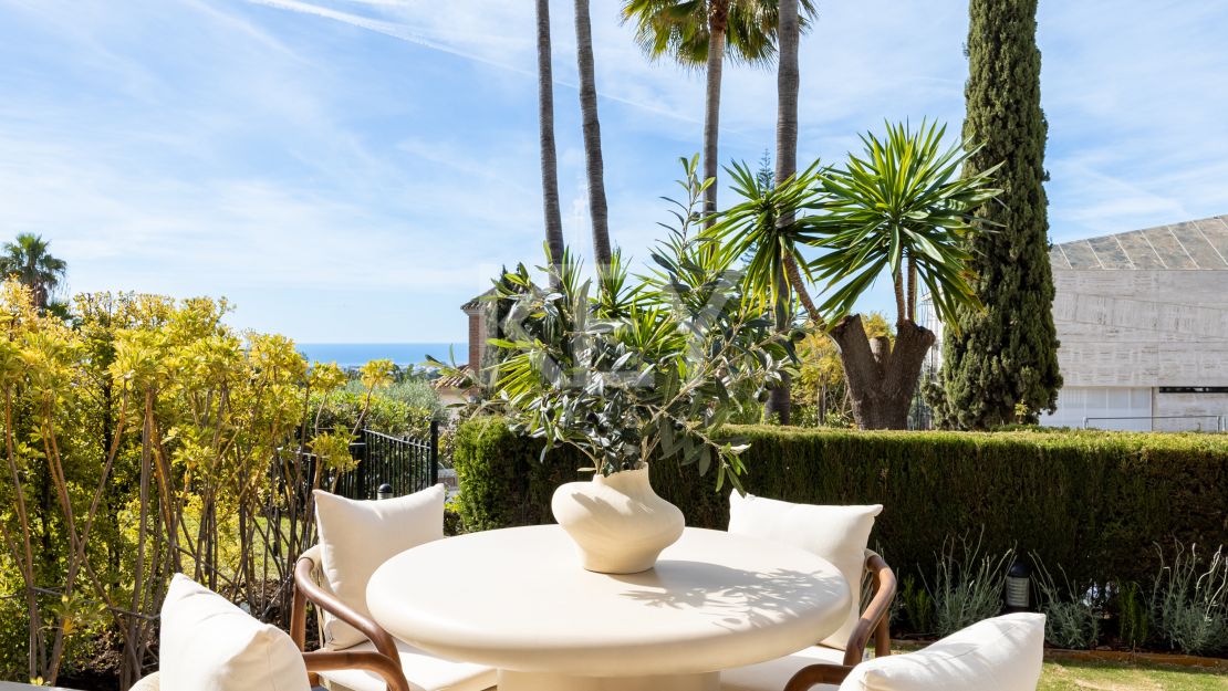Luxury Townhouse in El Herrojo Benahavís with Sea Views & Rooftop Jacuzzi