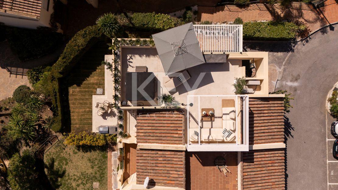 Luxury Townhouse in El Herrojo Benahavís with Sea Views & Rooftop Jacuzzi