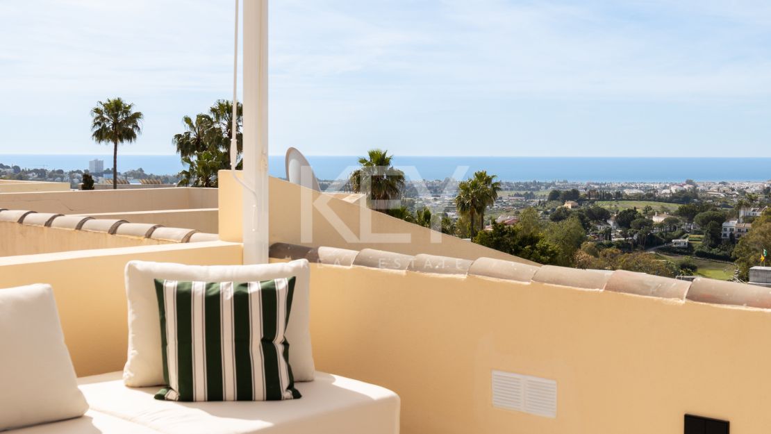 Luxury Townhouse in El Herrojo Benahavís with Sea Views & Rooftop Jacuzzi