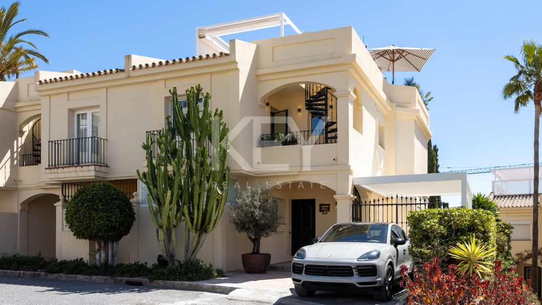 Luxury Townhouse in El Herrojo Benahavís with Sea Views & Rooftop Jacuzzi