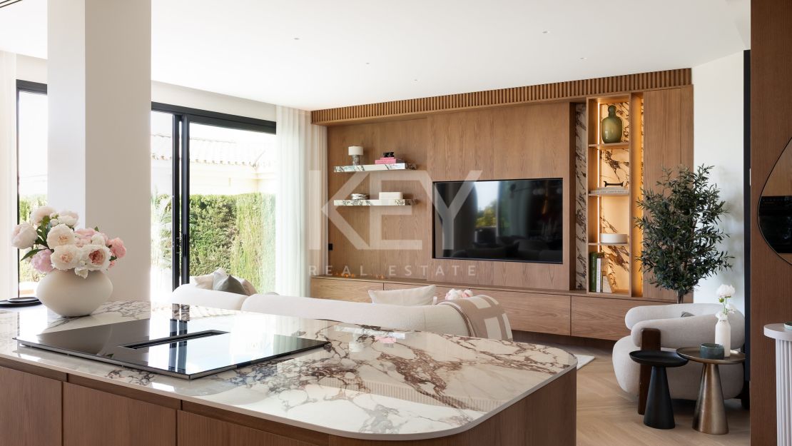 Luxury Townhouse in El Herrojo Benahavís with Sea Views & Rooftop Jacuzzi