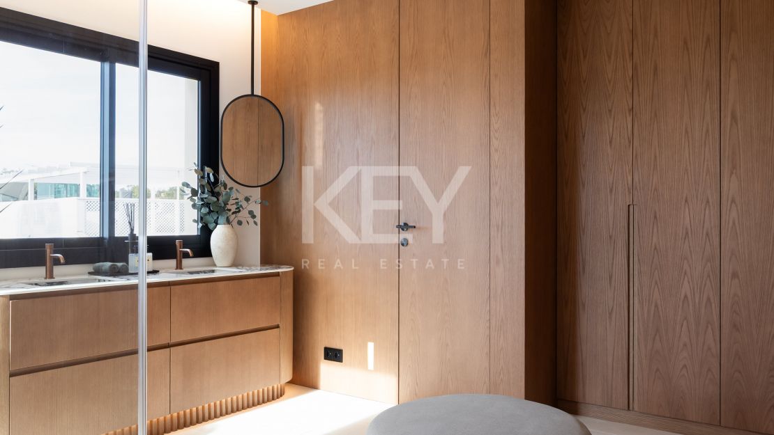 Luxury Townhouse in El Herrojo Benahavís with Sea Views & Rooftop Jacuzzi