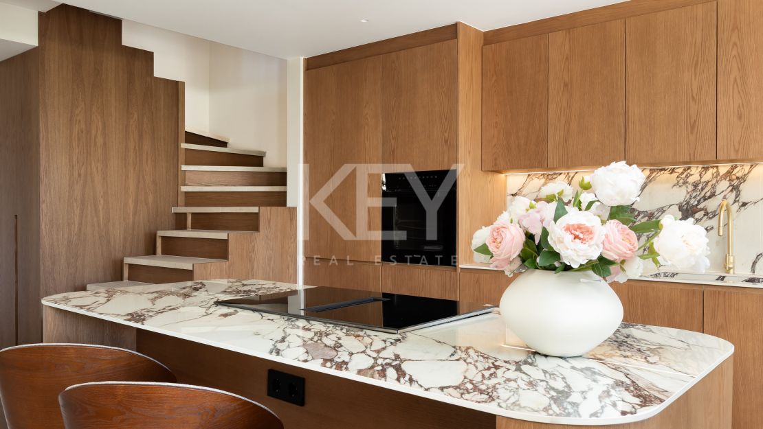Luxury Townhouse in El Herrojo Benahavís with Sea Views & Rooftop Jacuzzi