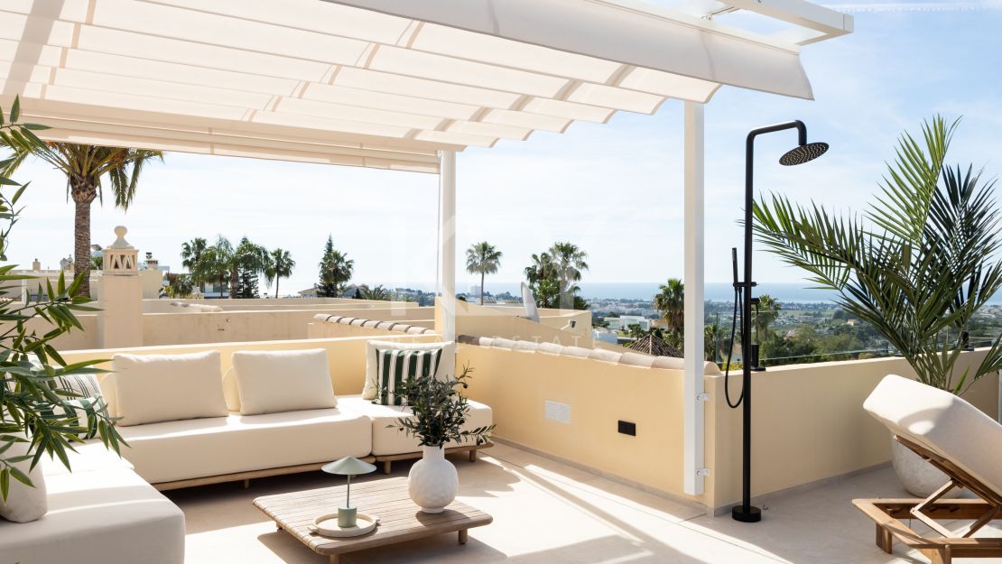 Luxury Townhouse in El Herrojo Benahavís with Sea Views & Rooftop Jacuzzi