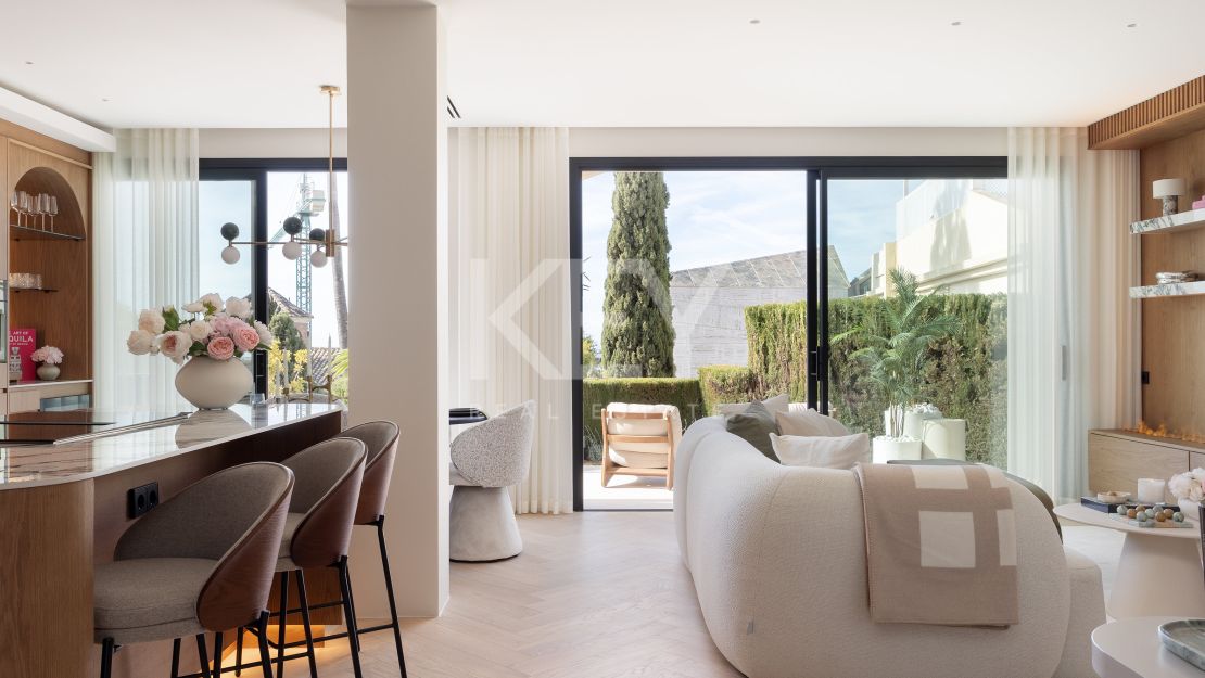 Luxury Townhouse in El Herrojo Benahavís with Sea Views & Rooftop Jacuzzi