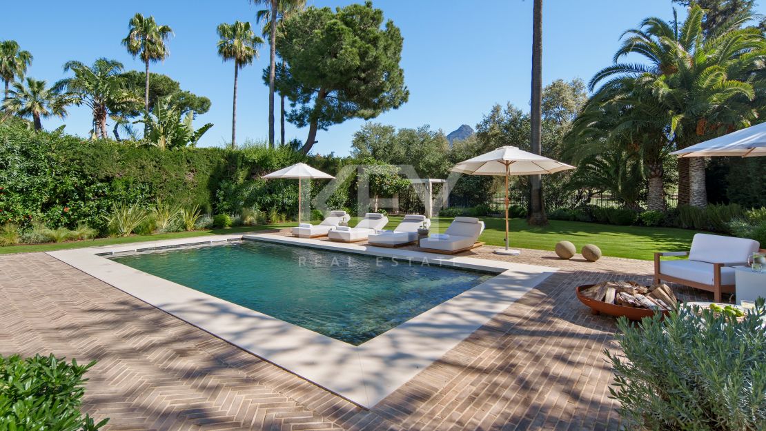 Stunning Villa with Panoramic Golf View, direct sightlines toward La Concha mountainin in Nueva Andalucía, Marbella