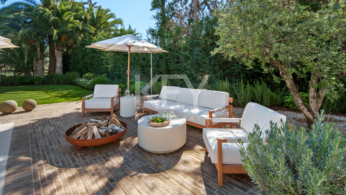 Stunning Villa with Panoramic Golf View, direct sightlines toward La Concha mountainin in Nueva Andalucía, Marbella