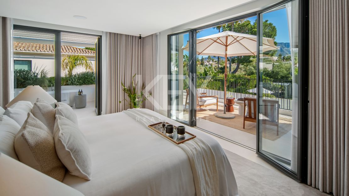 Stunning Villa with Panoramic Golf View, direct sightlines toward La Concha mountainin in Nueva Andalucía, Marbella