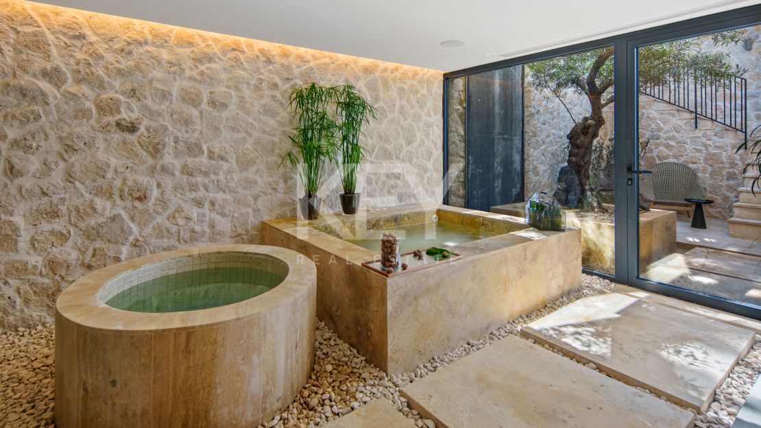 Stunning Villa with Panoramic Golf View, direct sightlines toward La Concha mountainin in Nueva Andalucía, Marbella