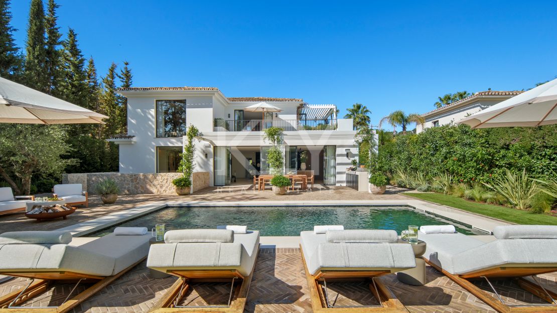 Stunning Villa with Panoramic Golf View, direct sightlines toward La Concha mountainin in Nueva Andalucía, Marbella