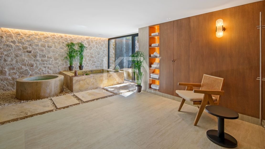 Stunning Villa with Panoramic Golf View, direct sightlines toward La Concha mountainin in Nueva Andalucía, Marbella