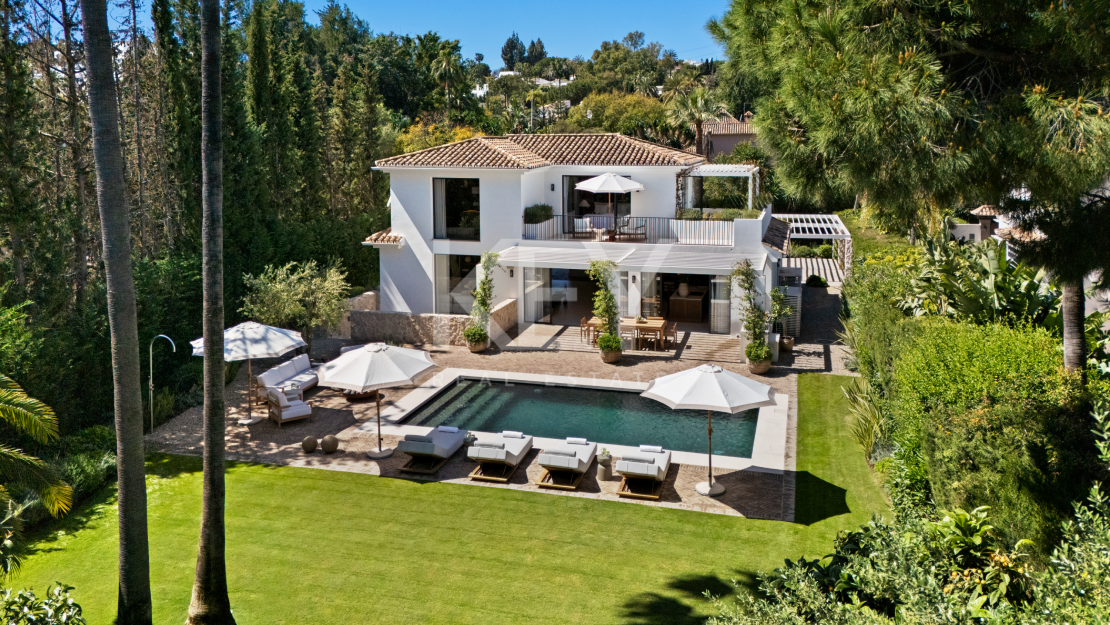Stunning Villa with Panoramic Golf View, direct sightlines toward La Concha mountainin in Nueva Andalucía, Marbella