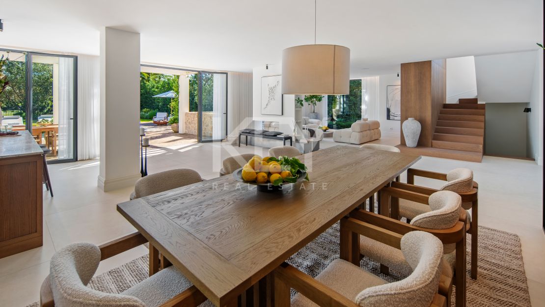 Stunning Villa with Panoramic Golf View, direct sightlines toward La Concha mountainin in Nueva Andalucía, Marbella