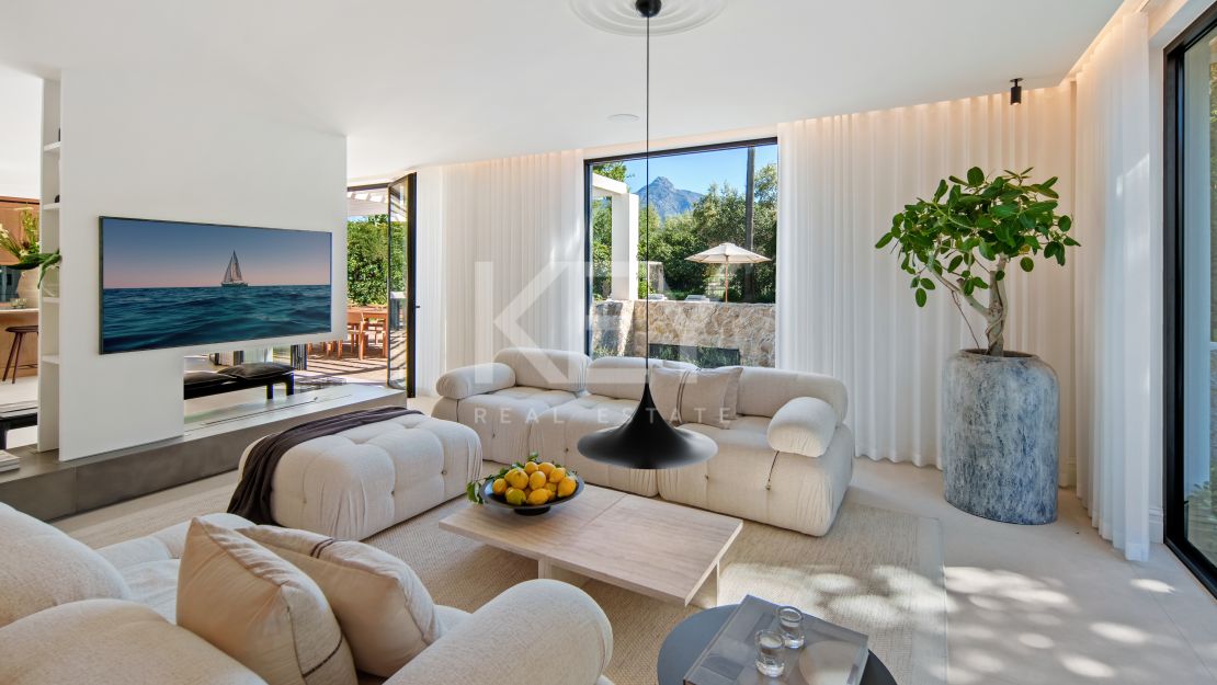 Stunning Villa with Panoramic Golf View, direct sightlines toward La Concha mountainin in Nueva Andalucía, Marbella