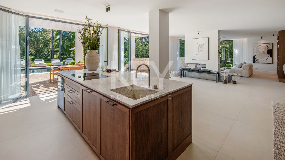 Stunning Villa with Panoramic Golf View, direct sightlines toward La Concha mountainin in Nueva Andalucía, Marbella