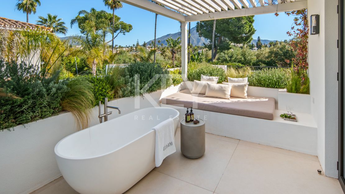 Stunning Villa with Panoramic Golf View, direct sightlines toward La Concha mountainin in Nueva Andalucía, Marbella