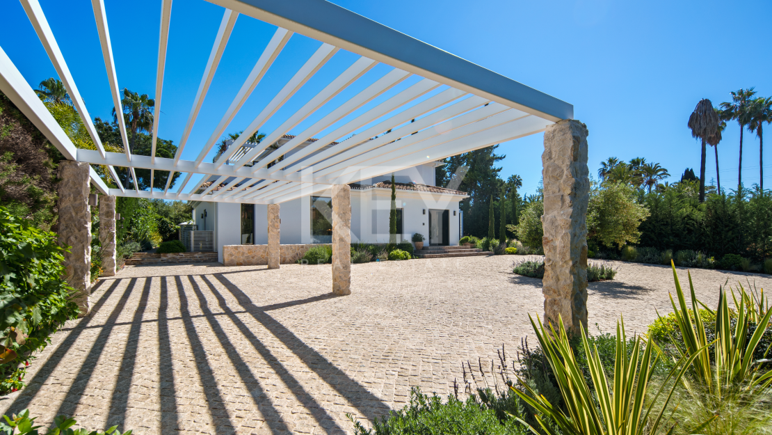 Stunning Villa with Panoramic Golf View, direct sightlines toward La Concha mountainin in Nueva Andalucía, Marbella