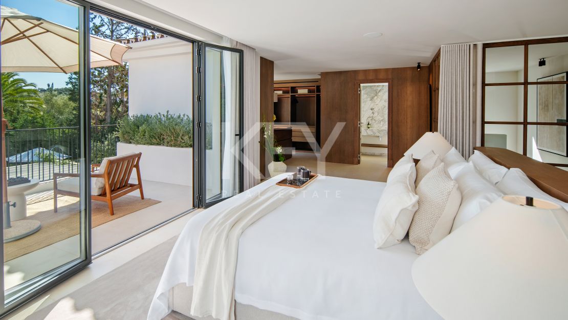 Stunning Villa with Panoramic Golf View, direct sightlines toward La Concha mountainin in Nueva Andalucía, Marbella