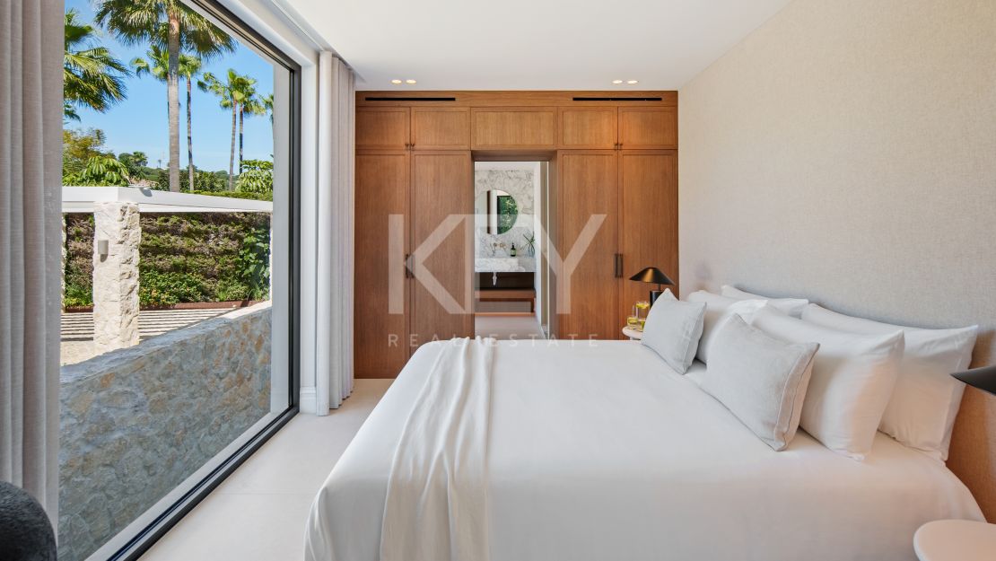 Stunning Villa with Panoramic Golf View, direct sightlines toward La Concha mountainin in Nueva Andalucía, Marbella
