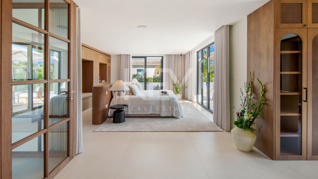 Stunning Villa with Panoramic Golf View, direct sightlines toward La Concha mountainin in Nueva Andalucía, Marbella