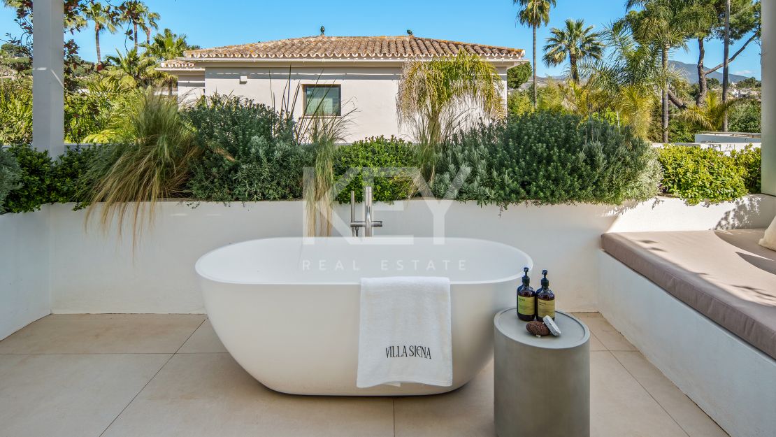 Stunning Villa with Panoramic Golf View, direct sightlines toward La Concha mountainin in Nueva Andalucía, Marbella