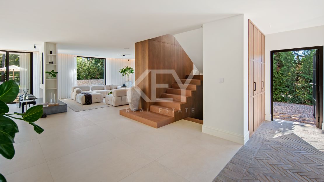 Stunning Villa with Panoramic Golf View, direct sightlines toward La Concha mountainin in Nueva Andalucía, Marbella