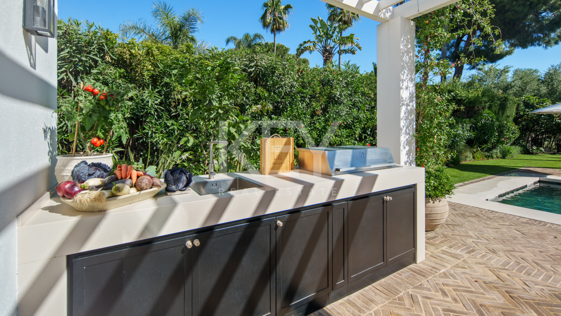 Stunning Villa with Panoramic Golf View, direct sightlines toward La Concha mountainin in Nueva Andalucía, Marbella