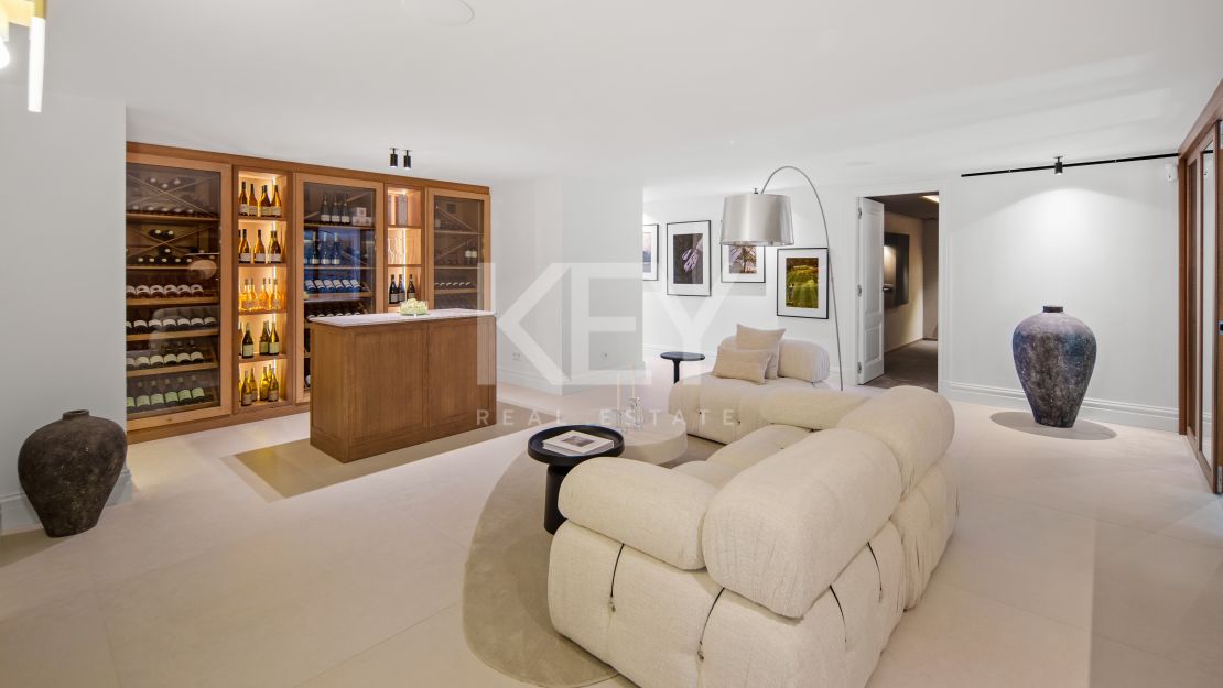 Stunning Villa with Panoramic Golf View, direct sightlines toward La Concha mountainin in Nueva Andalucía, Marbella