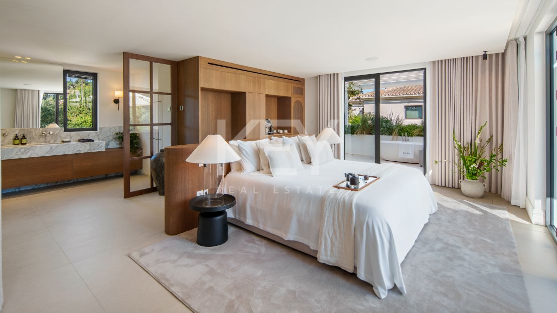 Stunning Villa with Panoramic Golf View, direct sightlines toward La Concha mountainin in Nueva Andalucía, Marbella