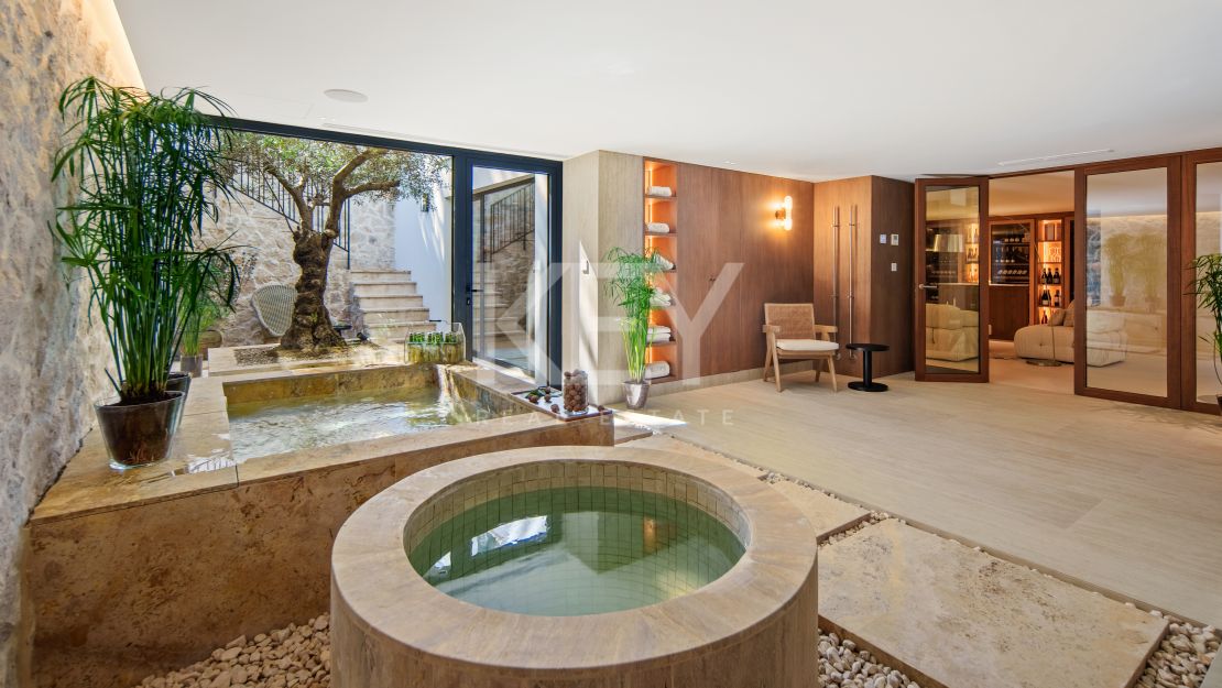 Stunning Villa with Panoramic Golf View, direct sightlines toward La Concha mountainin in Nueva Andalucía, Marbella
