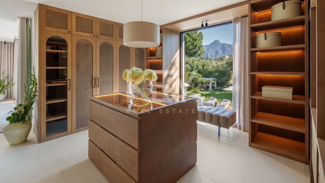 Stunning Villa with Panoramic Golf View, direct sightlines toward La Concha mountainin in Nueva Andalucía, Marbella