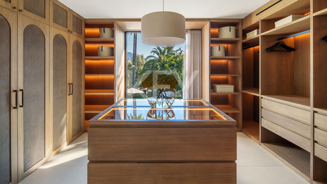 Stunning Villa with Panoramic Golf View, direct sightlines toward La Concha mountainin in Nueva Andalucía, Marbella