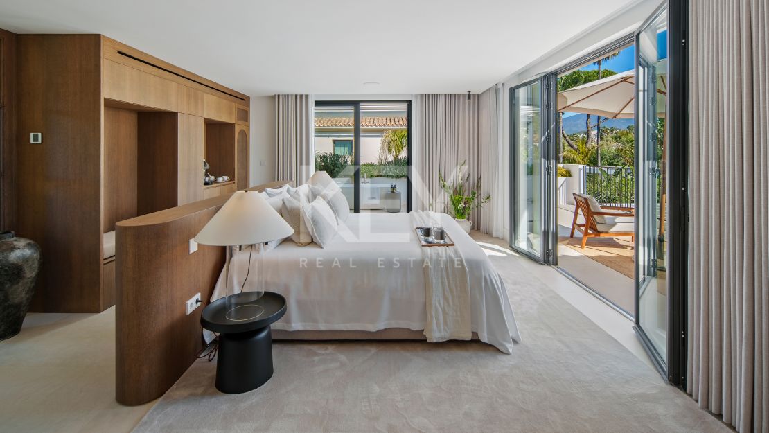 Stunning Villa with Panoramic Golf View, direct sightlines toward La Concha mountainin in Nueva Andalucía, Marbella