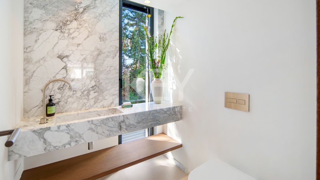 Stunning Villa with Panoramic Golf View, direct sightlines toward La Concha mountainin in Nueva Andalucía, Marbella