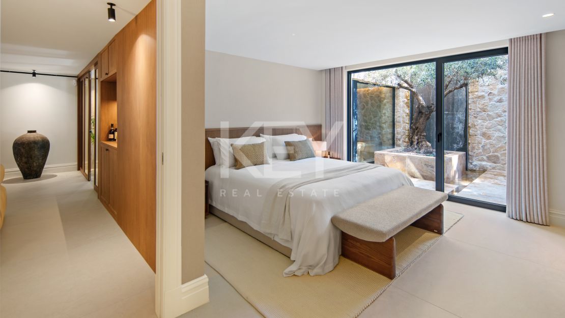 Stunning Villa with Panoramic Golf View, direct sightlines toward La Concha mountainin in Nueva Andalucía, Marbella