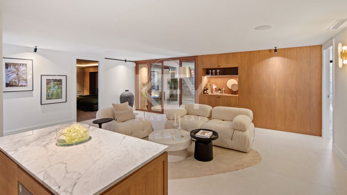 Stunning Villa with Panoramic Golf View, direct sightlines toward La Concha mountainin in Nueva Andalucía, Marbella