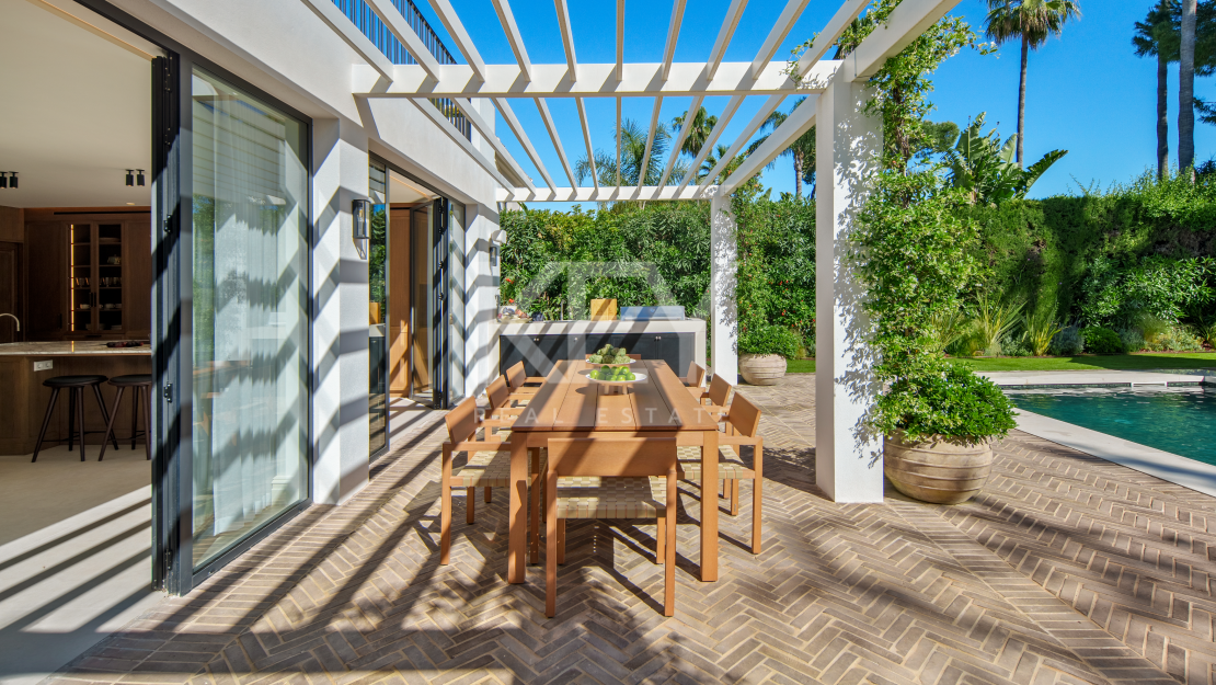 Stunning Villa with Panoramic Golf View, direct sightlines toward La Concha mountainin in Nueva Andalucía, Marbella